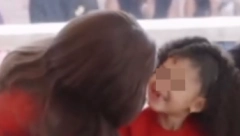 UVEK U CENTRU PAŽNJE Kajli Džener i njena mala bliznakinja u još jednom šik izdanju na reviji čuvenog dizajnera, nisu skidale osmehe sa lica!