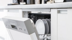 SIPAJTE OVU TEČNOST U MAŠINU Ubija bakterije i eliminiše neprijatne mirise, posuđe će da blista kao dijamant