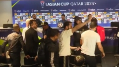 SKANDAL U DOHI Novinari hteli da biju selektora Iraka, obezbeđenje ih jedva izbacilo (VIDEO)