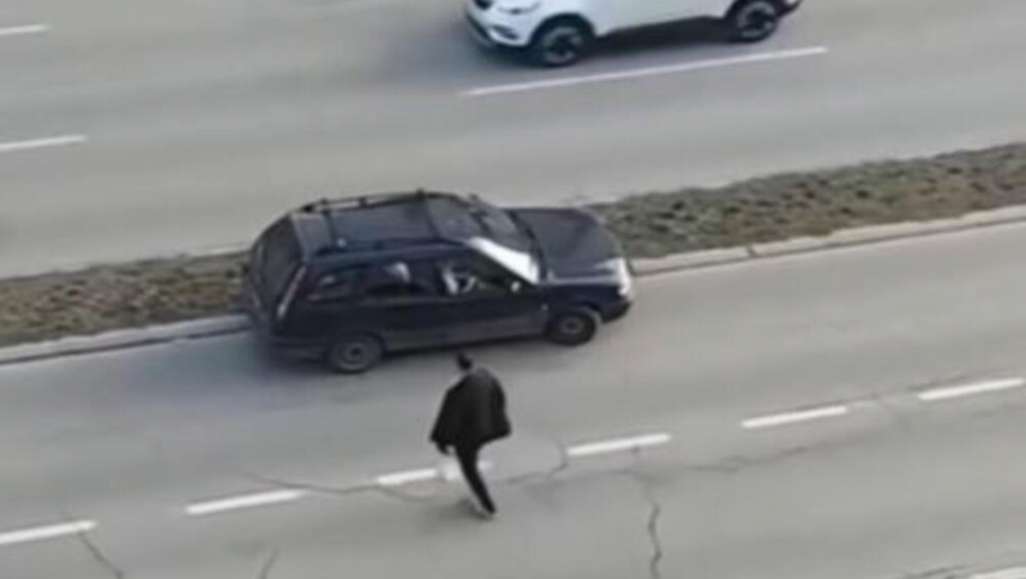 NOVOSAĐANIN PREŠAO IGRICU! Pogledajte kako se parkirao da bi SKOKNUO do radnje! (VIDEO)