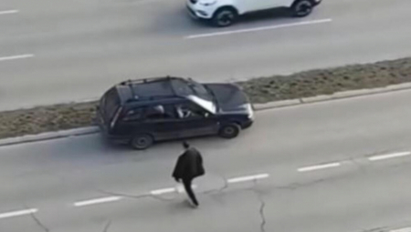 NOVOSAĐANIN PREŠAO IGRICU! Pogledajte kako se parkirao da bi SKOKNUO do radnje! (VIDEO)
