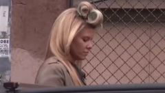 MELINU DŽINOVIĆ NA ULICI NIKO NIJE PREPOZNAO Šetala gradom bez šminke i sa viklerima na glavi, ovako izgleda u opuštenom izdanju!