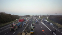 POČINJE OPSADA PARIZA Poljoprivrednici na traktorima blizu francuske prestonice (FOTO)