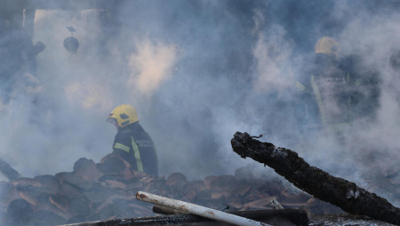 VELIKI POŽAR U BEOGRADU Gusti dim kulja, vatrogasci se bore sa plamenom