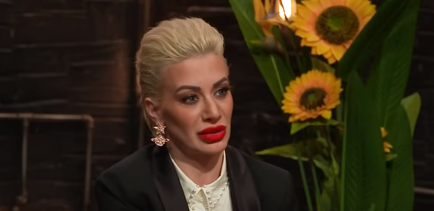 DUŠICA JAKOVLJEVIĆ UŽIVALA U SUVOM LUKSUZU SA STARLETAMA Baškarila se na jahti i pozirala u mrežastim čarapama