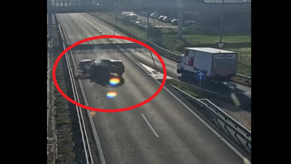 STRAVIČAN SNIMAK SUDARA DŽIPA SA VOZILOM KOJE JE KRENULO U KONTRA SMERU Ceo autoput je stao nakon ovoga(VIDEO)
