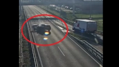 STRAVIČAN SNIMAK SUDARA DŽIPA SA VOZILOM KOJE JE KRENULO U KONTRA SMERU Ceo autoput je stao nakon ovoga(VIDEO)