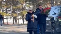 ZORICA MARKOVIĆ STIGLA NA SAHRANU BIVŠEG MUŽA Pevačica uplakana, pojavila se u crnini skrhana od bola!