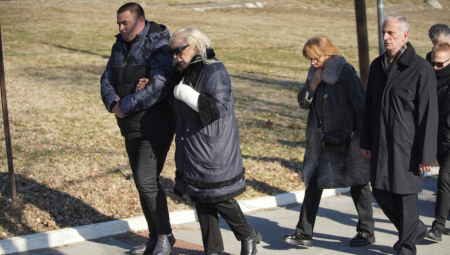 ZORICI MARKOVIĆ POZLILO NA SAHRANI PRVOG MUŽA! Potresne scene, jedva stoji na nogama