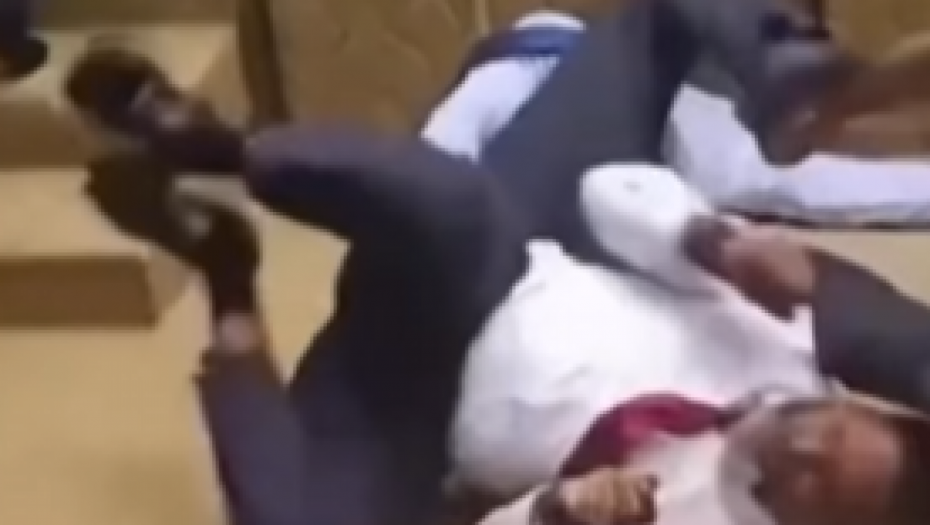 TUČA U SKUPŠTINI MALDIVA Poslanici gurali glave jedni drugima među noge (VIDEO)