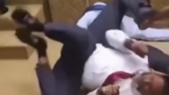 TUČA U SKUPŠTINI MALDIVA Poslanici gurali glave jedni drugima među noge (VIDEO)