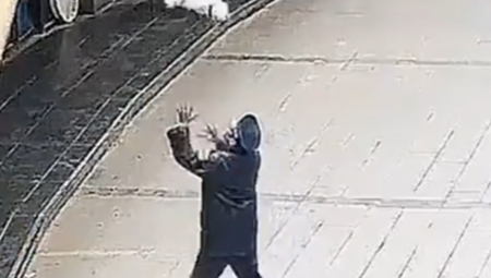 SCENA KAO IZ FILMA Policajac ugledao bebu kako pada sa zgrade, pa herojski odreagovao (VIDEO)