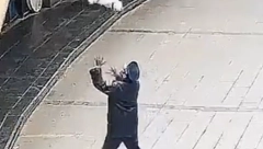 SCENA KAO IZ FILMA Policajac ugledao bebu kako pada sa zgrade, pa herojski odreagovao (VIDEO)