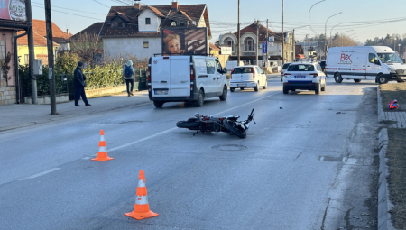 NESREĆA U ČAČKU Oboren motociklista, u žestokom sudaru povređen mladić (FOTO)