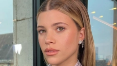 TRUDNICA IZAŠLA U GRAD Sofija Riči uslikana u preslatkom zelenom kombinezonu, ponosi se blagoslovenim stanjem