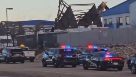 SRUŠIO SE HANGAR AERODROMA U AMERICI! Ima mrtvih! Isplivali prvi snimci jezive tragedije! (VIDEO)