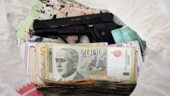 SAKRIO PIŠTOLJ U MOTOR AUTOMOBILA Uhapšen diler na Batrovcima, drogu krio u torbi