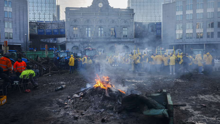 OPŠTI HAOS U BRISELU, OPKOLJEN EVROPSKI PARLAMENT  Blokirane ulice, sve gori (FOTO/VIDEO)