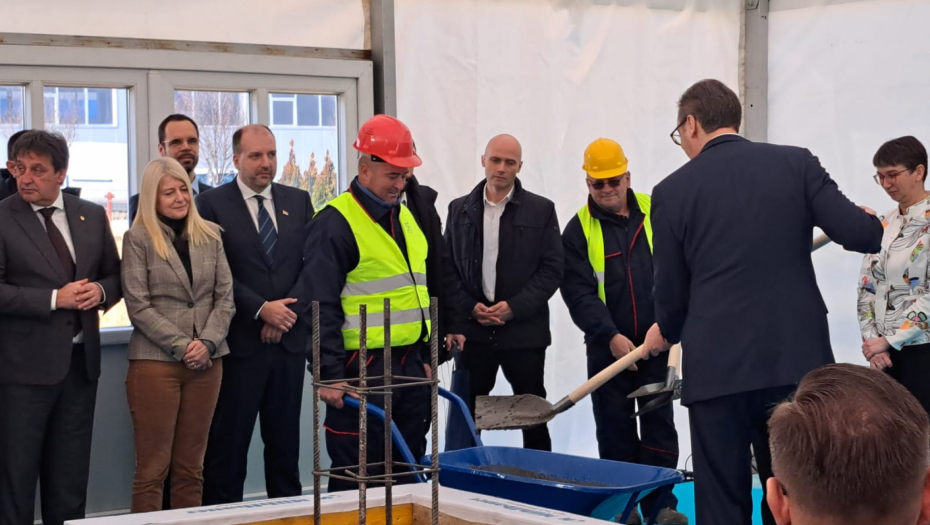 "OVO JE SAVRŠENSTVO TEHNOLOGIJE, PRAVE ČIPOVE ZA ILONA MASKA" Vučić položio kamen temeljac fabrike "Muehlbauer Group"