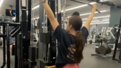 "SAMO SEDIŠ TU I SNIMAŠ SE" Emin video iz teretane digao buru na mrežama, o njenoj reakciji svi pričaju