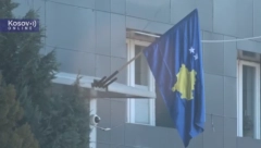 TIRANIN KURTI NE PRESTAJE DA PROVOCIRA Na zgradi opštine Leposavić postavljena zastava lažne države