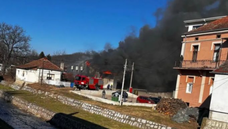 DRAMA U BOLJEVCU! VATROGASCI POKUŠAVAJU DA UGASE OGROMAN POŽAR Zapalio se megamarket, dim prekrio celu ulicu (VIDEO)