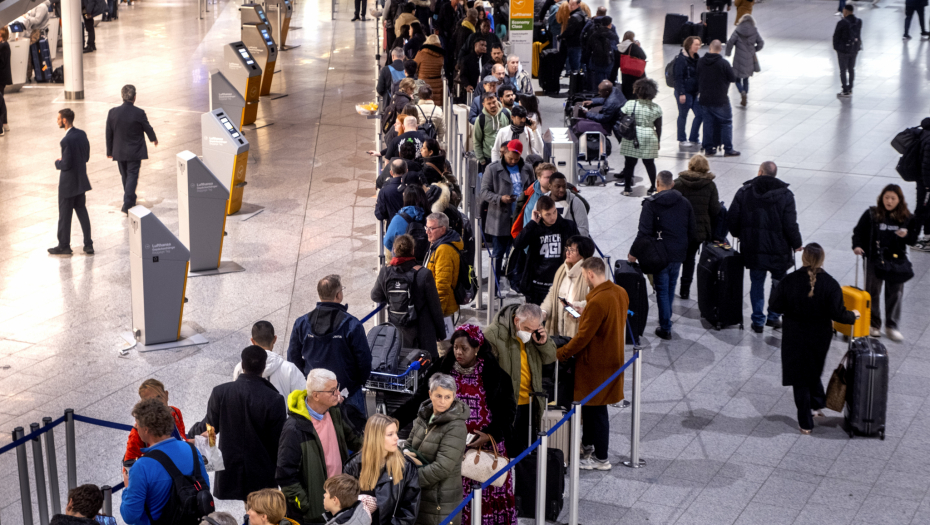 KOLAPS U NEMAČKOJ Ne rade autobusi, haos na aerodromima, sve je stalo