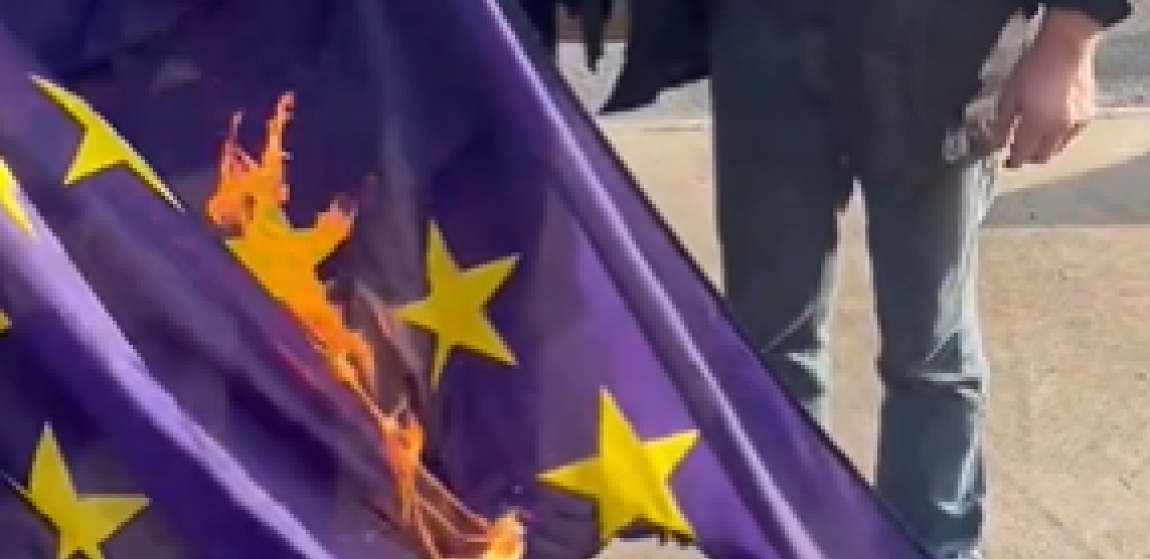 GORI ZASTAVA EU USRED PARIZA Pogledajte kako je nezadovoljni poljoprivrednici polivaju benzinom (VIDEO)