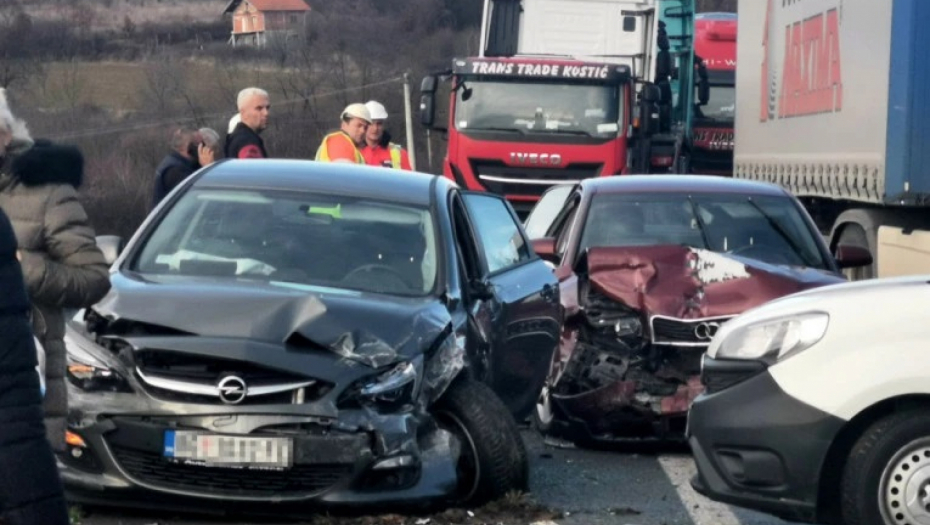 TEŽAK LANČANI SUDAR KOD UŽICA Zakucali se jedan u drugi kao na filmu