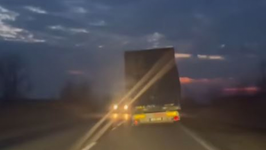 ZABELEŽEN BIZARAN SNIMAK Kamion vozi samo na felni (VIDEO)