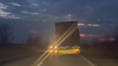 ZABELEŽEN BIZARAN SNIMAK Kamion vozi samo na felni (VIDEO)