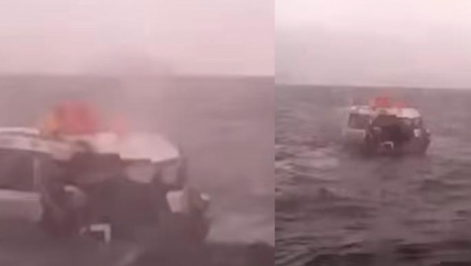 FATALAN SUDAR PUTNIČKIH BRODOVA Ima mrtvih, manji brod rasporen! (VIDEO)