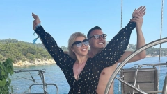 PEVAČICA TRUDNA U PETOJ DECENIJI Uskoro će roditi ćetvrto dete, pokazala trudnički stomak!