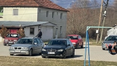 DETE NA LJULJAŠCI, A OKO NJEGA KURTIJEVI BATINAŠI SA DUGIM CEVIMA Da li će svet i dalje ćutati?! (FOTO)