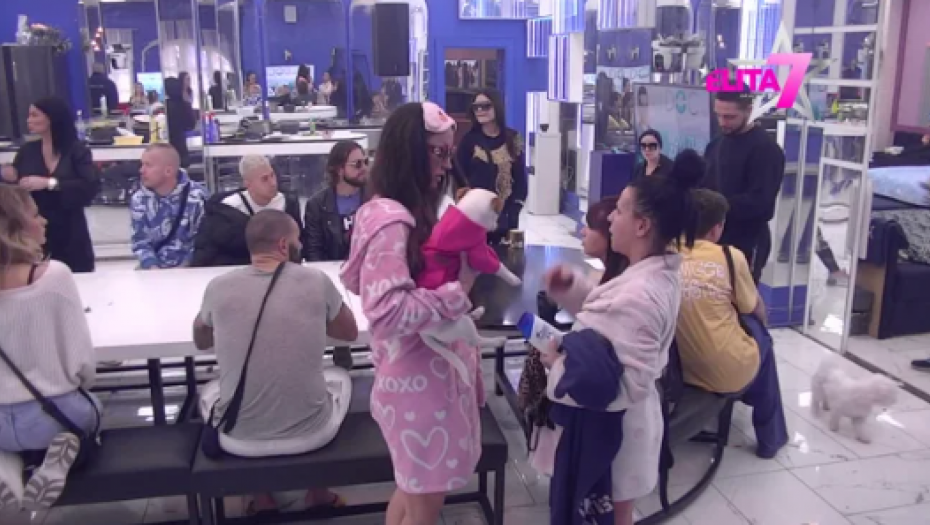 OTAC ZAPRETIO DA ĆE SE ODREĆI ĆERKE IZ ELITE Ne želi da je gleda sa ovim muškarcem