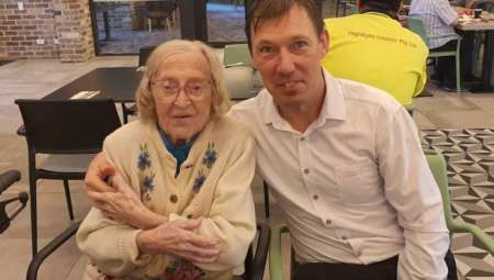 Ni baba, ni prabaka, to mu je devojka: Ona ima 103 godine, ali to nije jedini detalj iz njihove veze koji će vas šokirati