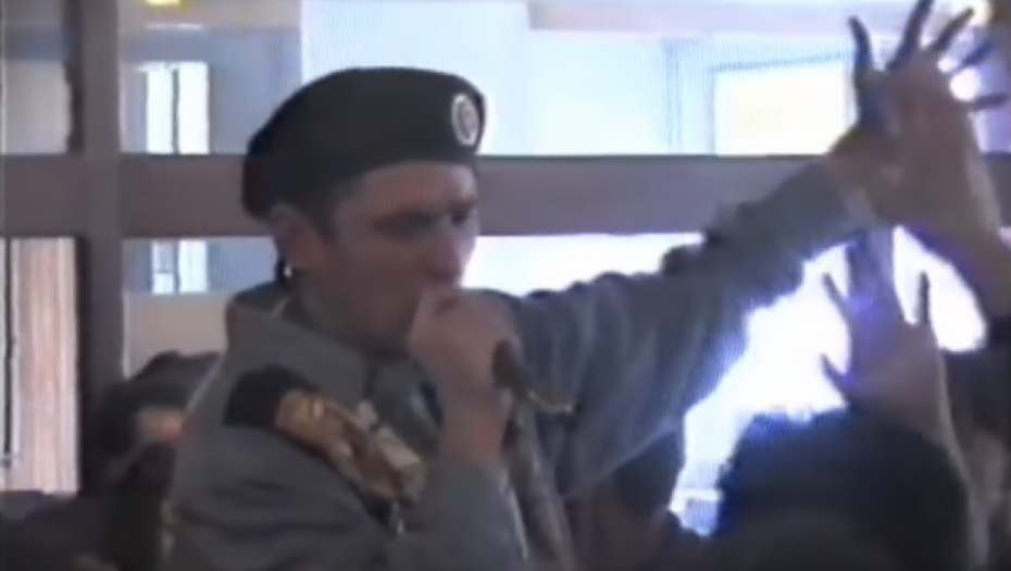 VETERANI OBJAVILI SNIMAK Baja Mali Knindža posle rata peva herojima Šekovića (VIDEO)