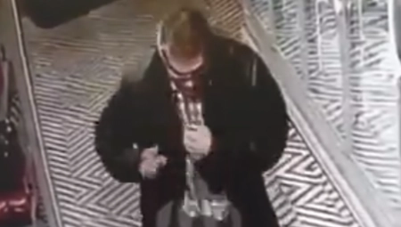 "NAJJEZIVIJA STVAR KOJU SAM VIDEO" Isplivao snimak sa sigurnosnih kamera u marketu: Muškarac prišao dečaku, pa usledio užas (VIDEO)