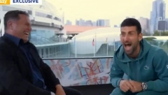 SNIMAK JE POSTAO VIRALAN NA MREŽAMA Gde je Đoković, tu je uvek šou: Nole imitirao Kirjosa, voditelj nije mogao da se suzdrži od smeha (VIDEO)