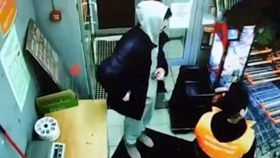 (UZNEMIRUJUĆI VIDEO) HOROR U PRODAVNICI Prodavačicu ubo nožem u vrat, hitnom intervencijom joj spašen život