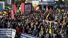 MERE VLADE "KAP U MORU" Grčki poljoprivrednici stigli do Soluna, bacali jabuke, najavljuju žešće blokade autoputeva(FOTO)