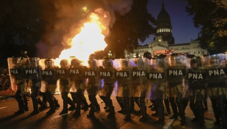 POVREĐENO NAJMANJE 60 DEMONSTRANATA Argentinci protiv reformi novog predsednika, zahuktava se situacija u Buenos Ajresu (FOTO)