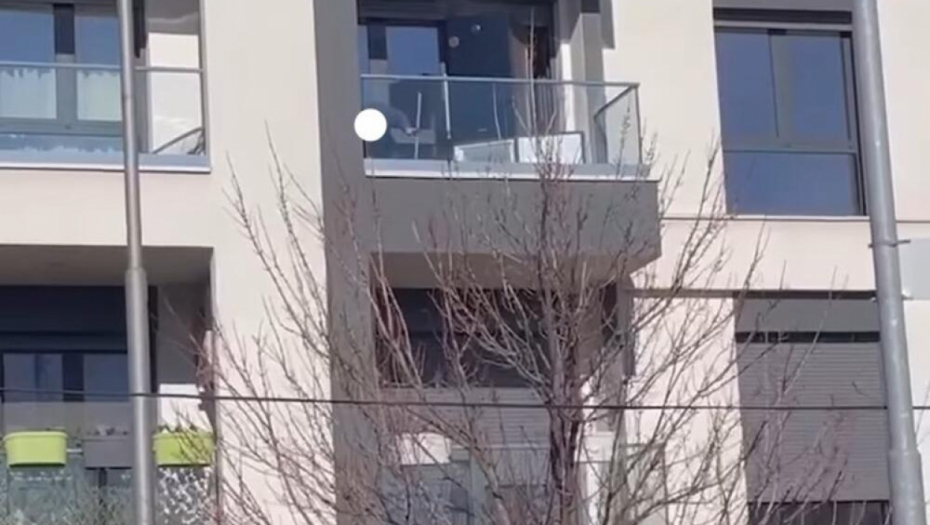 ŠTA TO RADI NA TERASI? Snimljena bizarna scena na Voždovcu, beograđani u neverici (FOTO)
