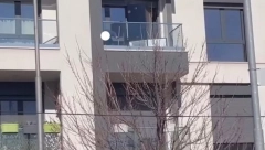 ŠTA TO RADI NA TERASI? Snimljena bizarna scena na Voždovcu, beograđani u neverici (FOTO)