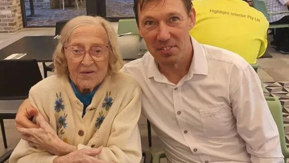 MUŠKARAC (48) ZAVEO ŽENU SVOG POKOJNOG DEDE! Njihova ljubavna priča šokira čitav svet, a on tvrdi da voli staricu (104)