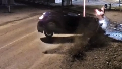 (UZNEMIRUJUĆI SNIMAK) Automobil se zaleteo i udario u rampu na pruzi