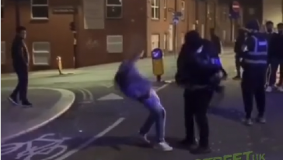 OBEZBEĐENJE NOKAUTIRALO GOSTA! Kamera zabeležila užas, muškarac na podu leži bez svesti (VIDEO)