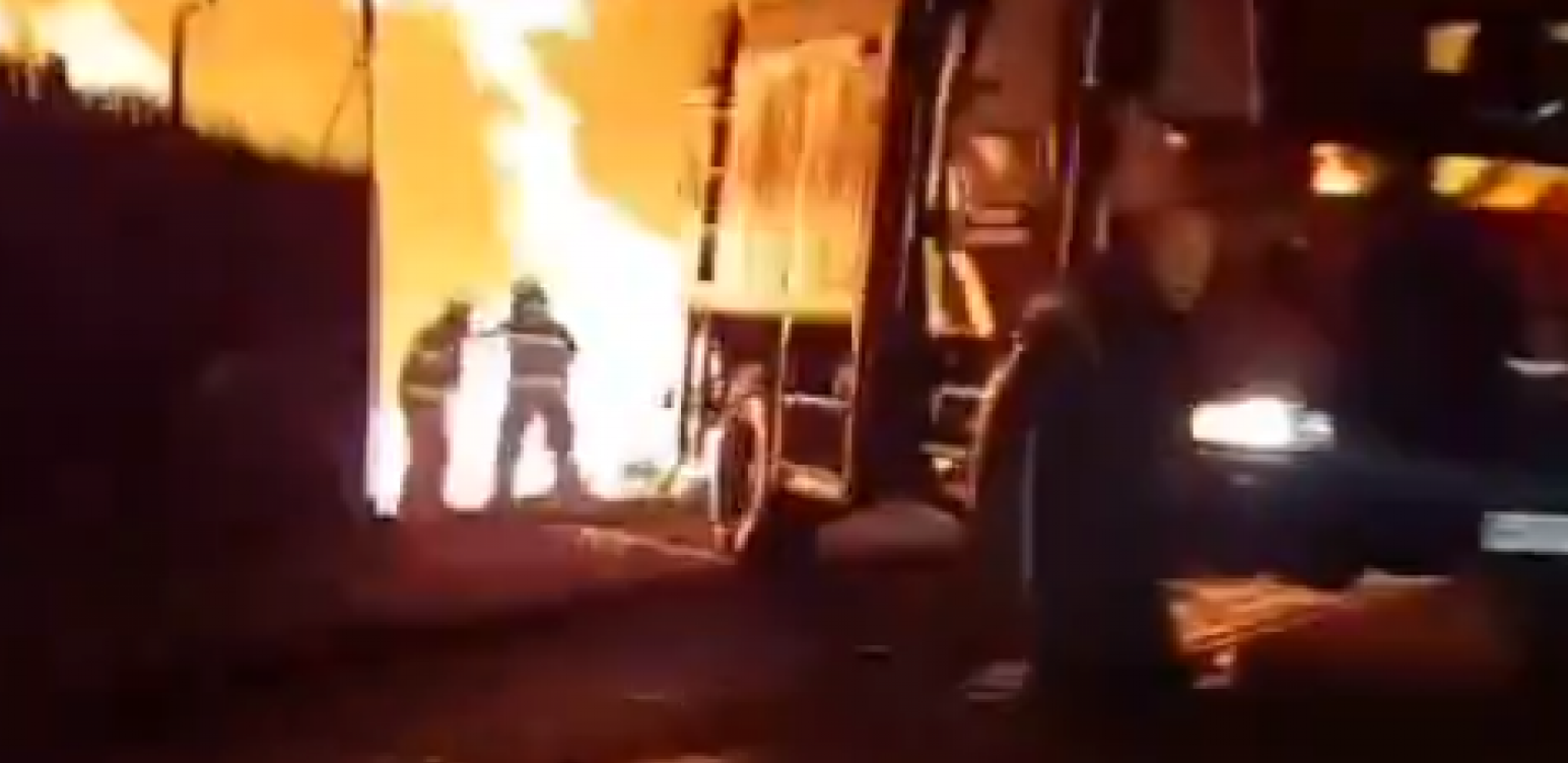IZBIO VELIKI POŽAR KOD STARE PAZOVE Vatra se širi velikom brzinom (VIDEO)