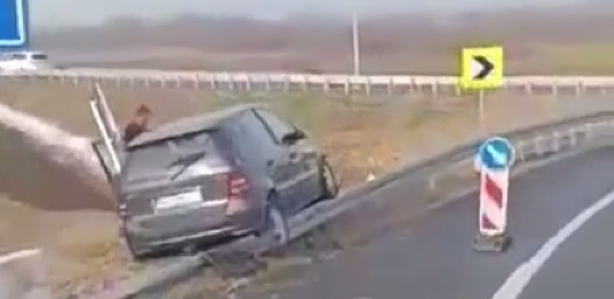 STRAVIČAN SNIMAK! Vozač sleteo sa puta na Milošu Velikom, evo kako je sačuvao živu glavu (VIDEO)