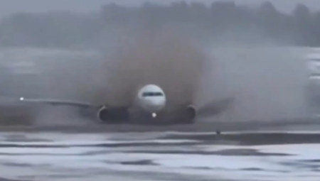 KAO U HOROR FILMU! Avion prilikom sletanja udario o led, letelica oštećena (VIDEO)